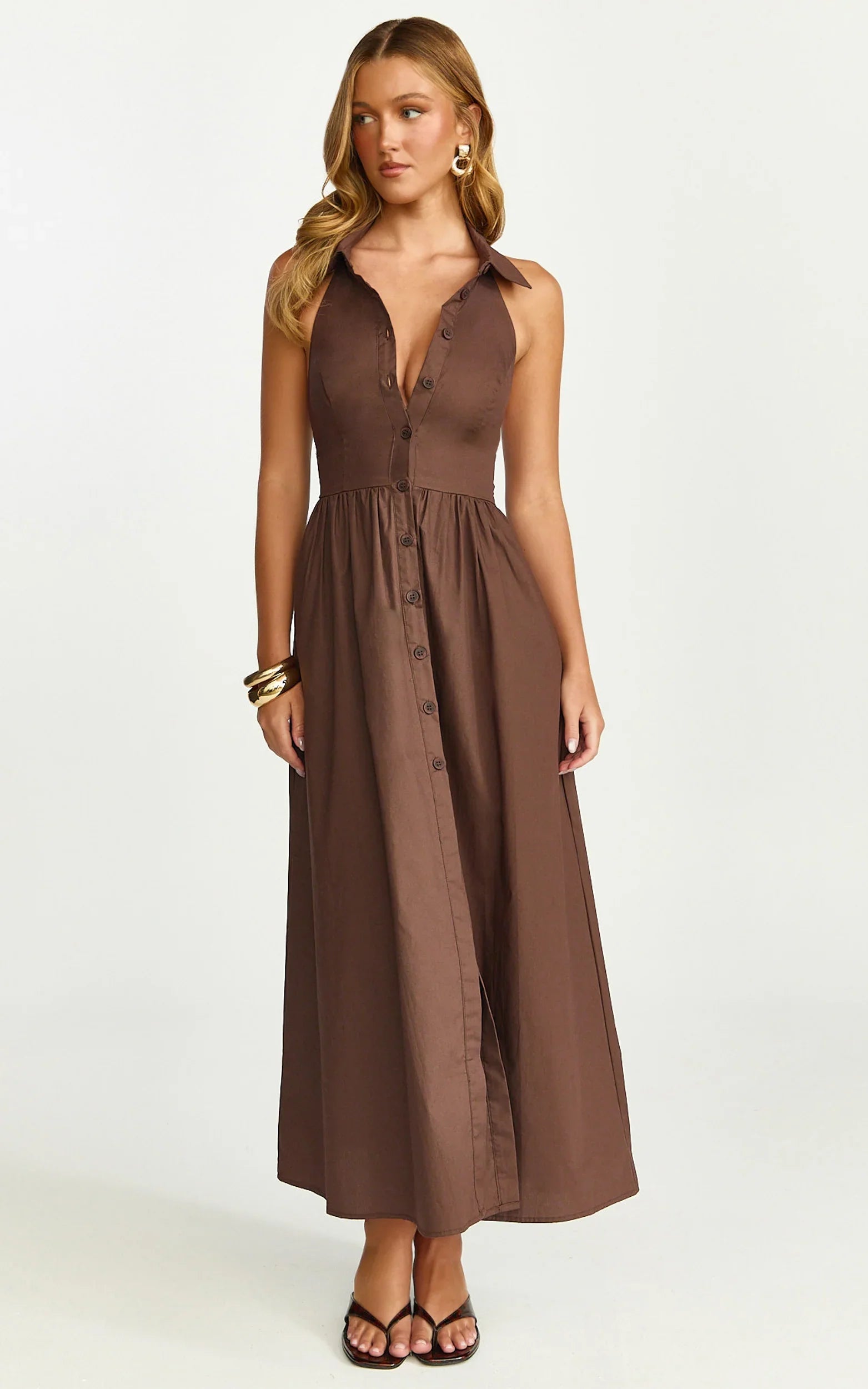 Robe midi Ruby - Robe évasée à col, boutonnée, taille froncée en chocolat noir