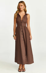 Robe midi Ruby - Robe évasée à col, boutonnée, taille froncée en chocolat noir