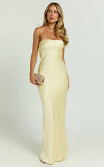 Robe longue Charlita - Robe en satin dos nu à col bénitier en jaune beurre