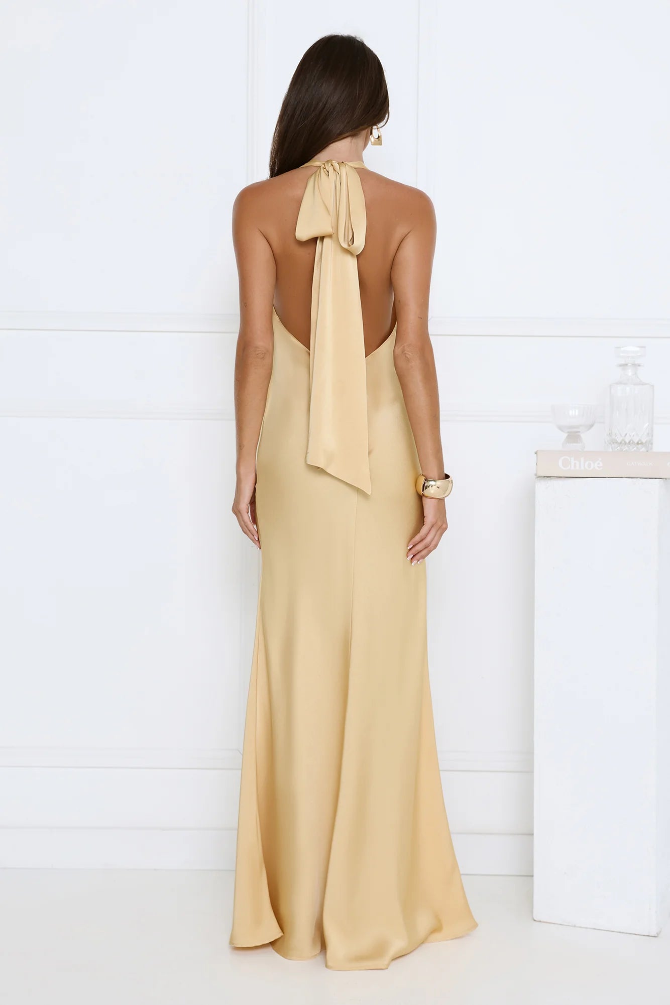 Robe longue en satin à licou Glitz Gathering dorée