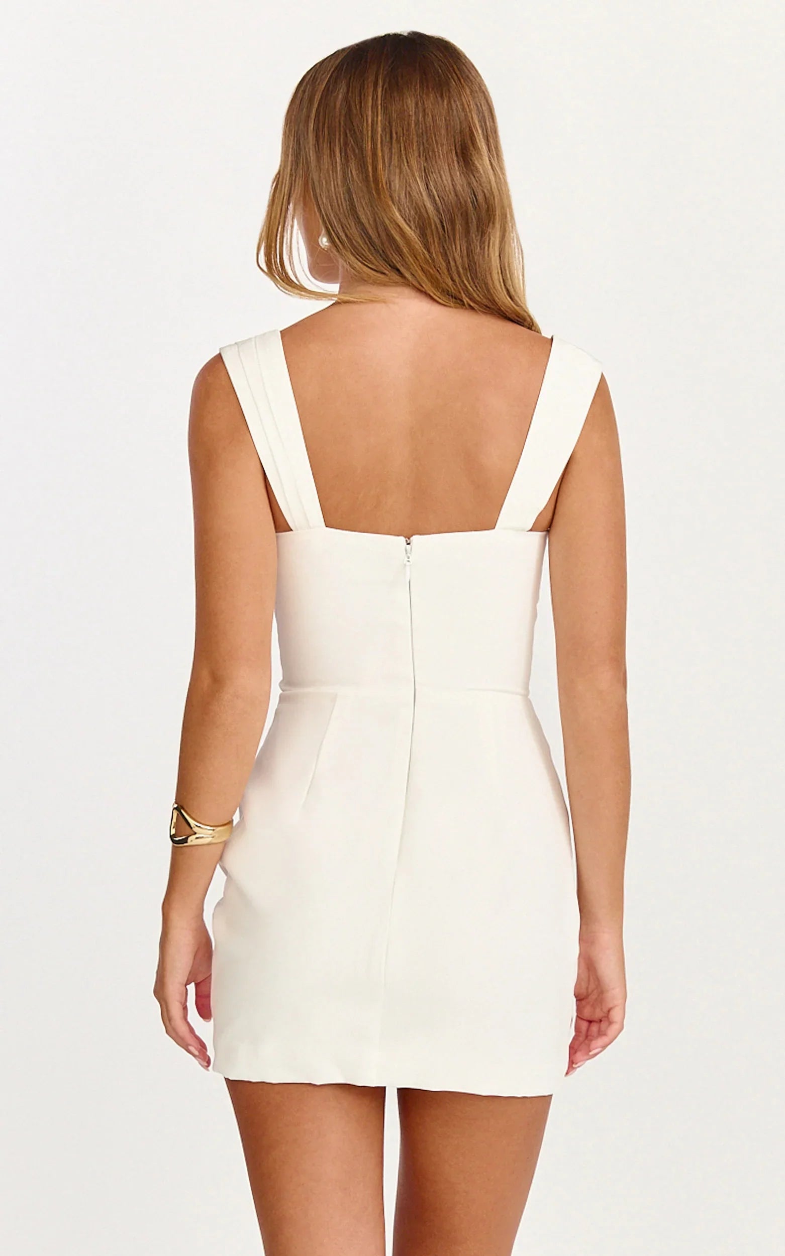 Mini-robe Kenna - Robe cintrée à la taille et froncée à la poitrine, couleur blanc cassé