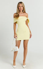 Robe courte Cecilia – Robe à épaules dénudées avec lien de serrage, couleur citron