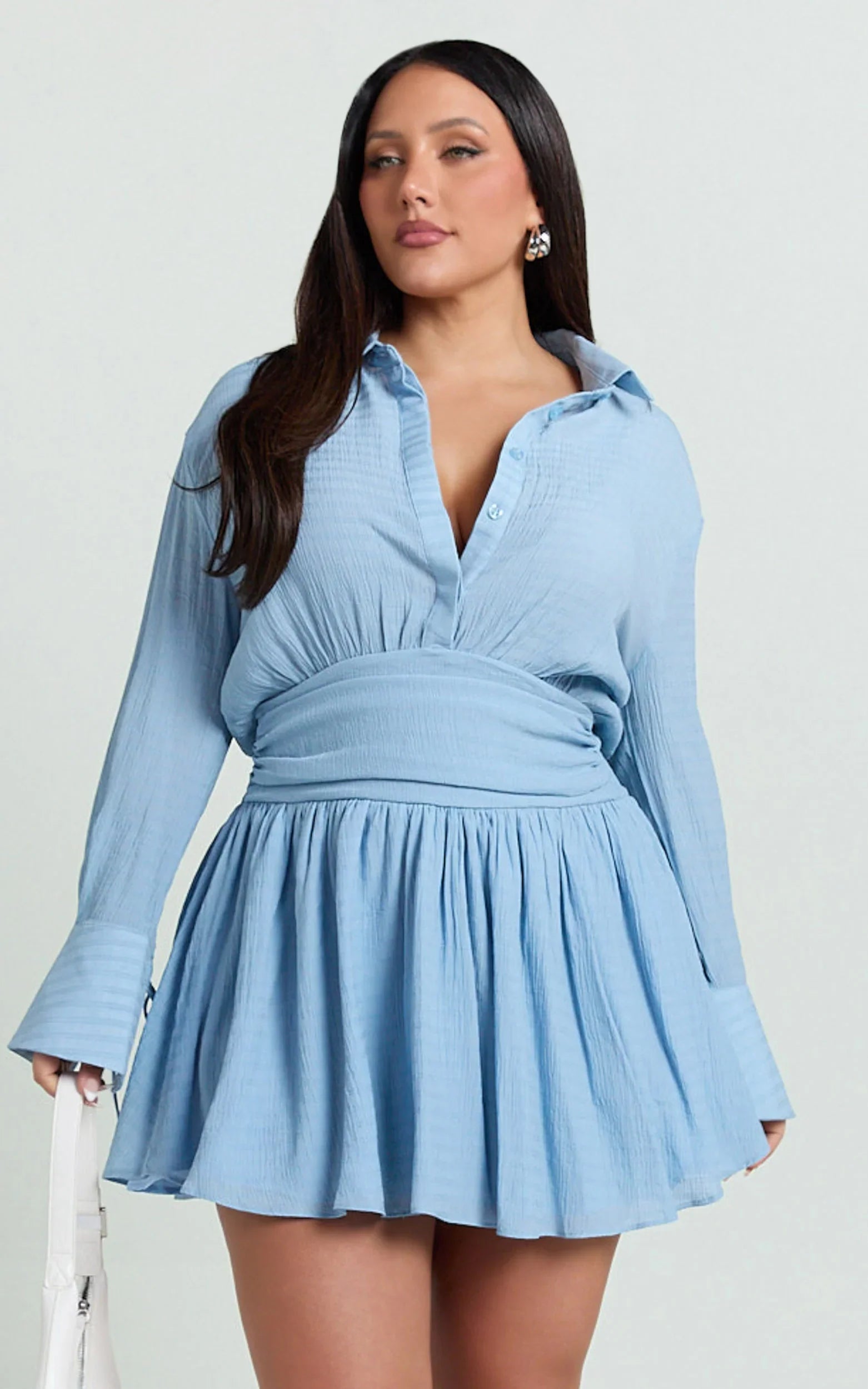 Robe courte Valérie – Robe chemise à col, manches longues et taille cintrée, bleu pâle