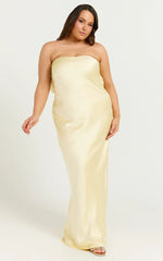 Robe longue Charlita - Robe en satin dos nu à col bénitier en jaune beurre