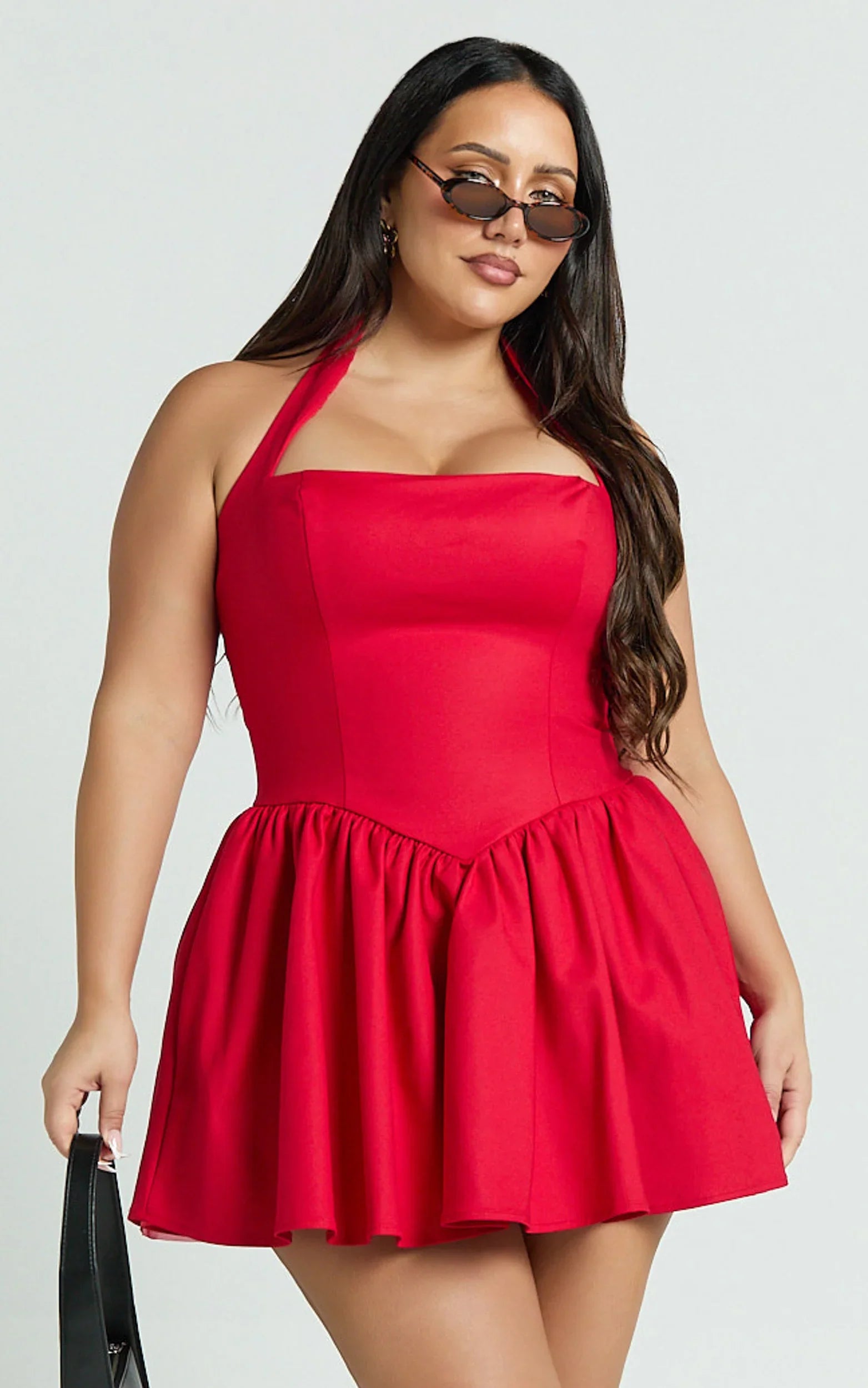 Mini-robe Helda - Robe à panneau corset avec col noué à la nuque de couleur rouge