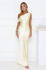 Robe longue à épaules dénudées She's A Dream en satin jaune