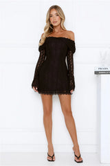 Robe courte noire Secret Smile en dentelle à épaules dénudées