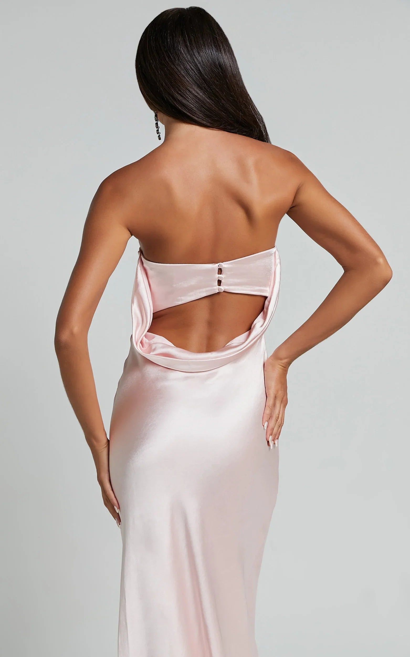 Robe longue Charlita - Robe en satin dos nu à col bénitier, rose pâle