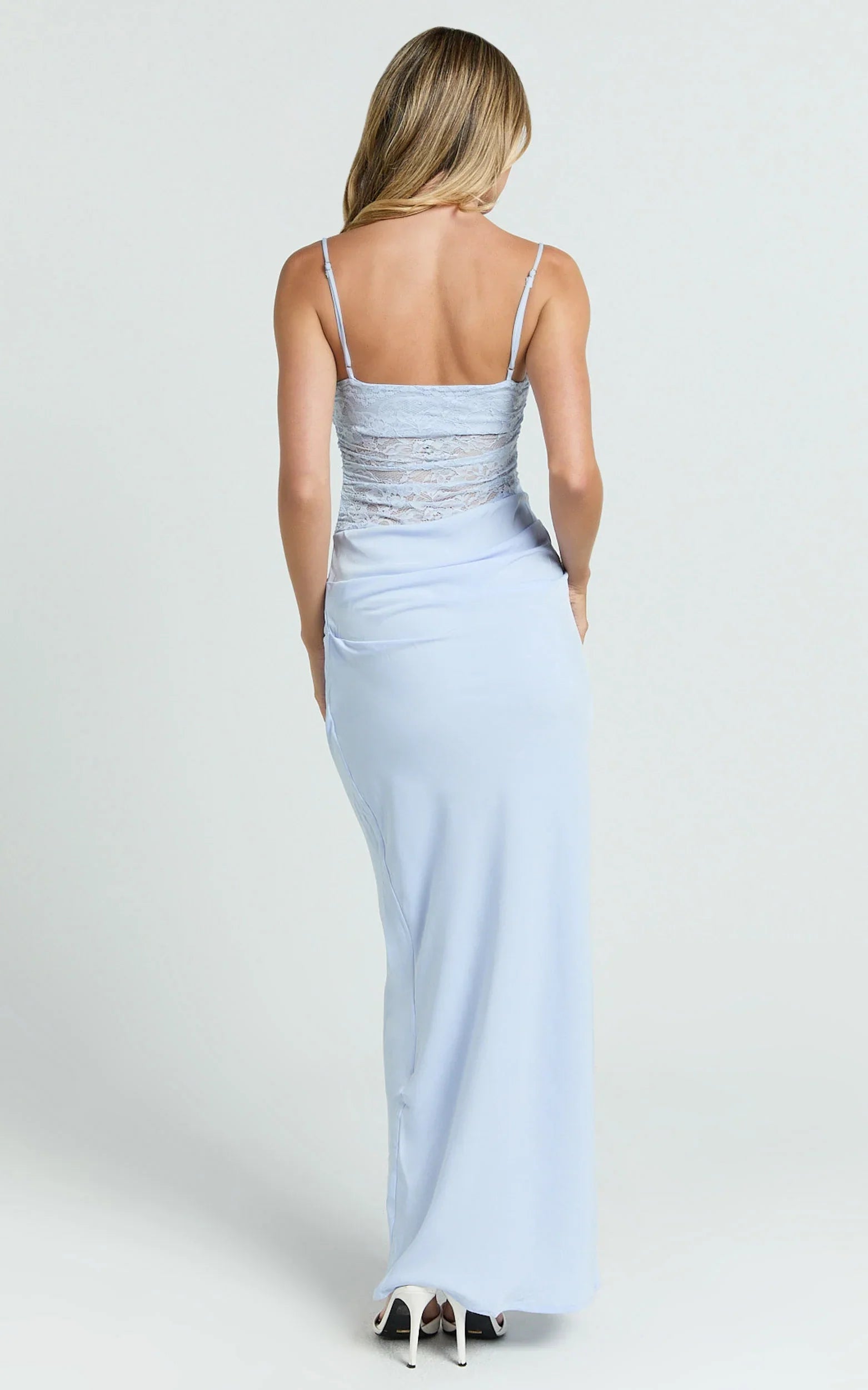 Robe longue Rania - Robe longue coupe biais à encolure bénitier et taille basse avec bustier en dentelle contrastante de couleur Bleu doux