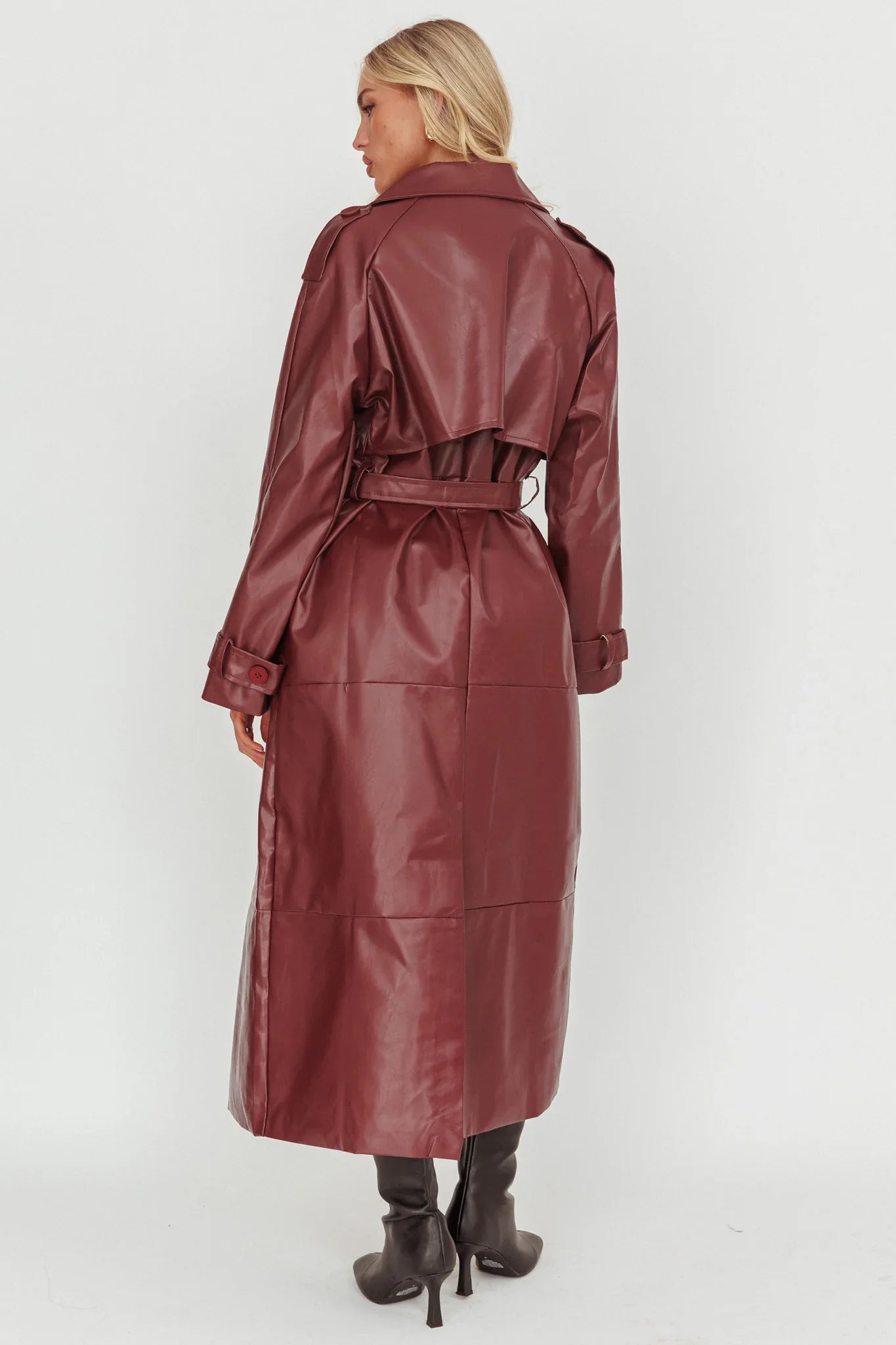 Trench-coat long en similicuir bordeaux
