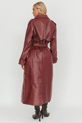 Trench-coat long en similicuir bordeaux