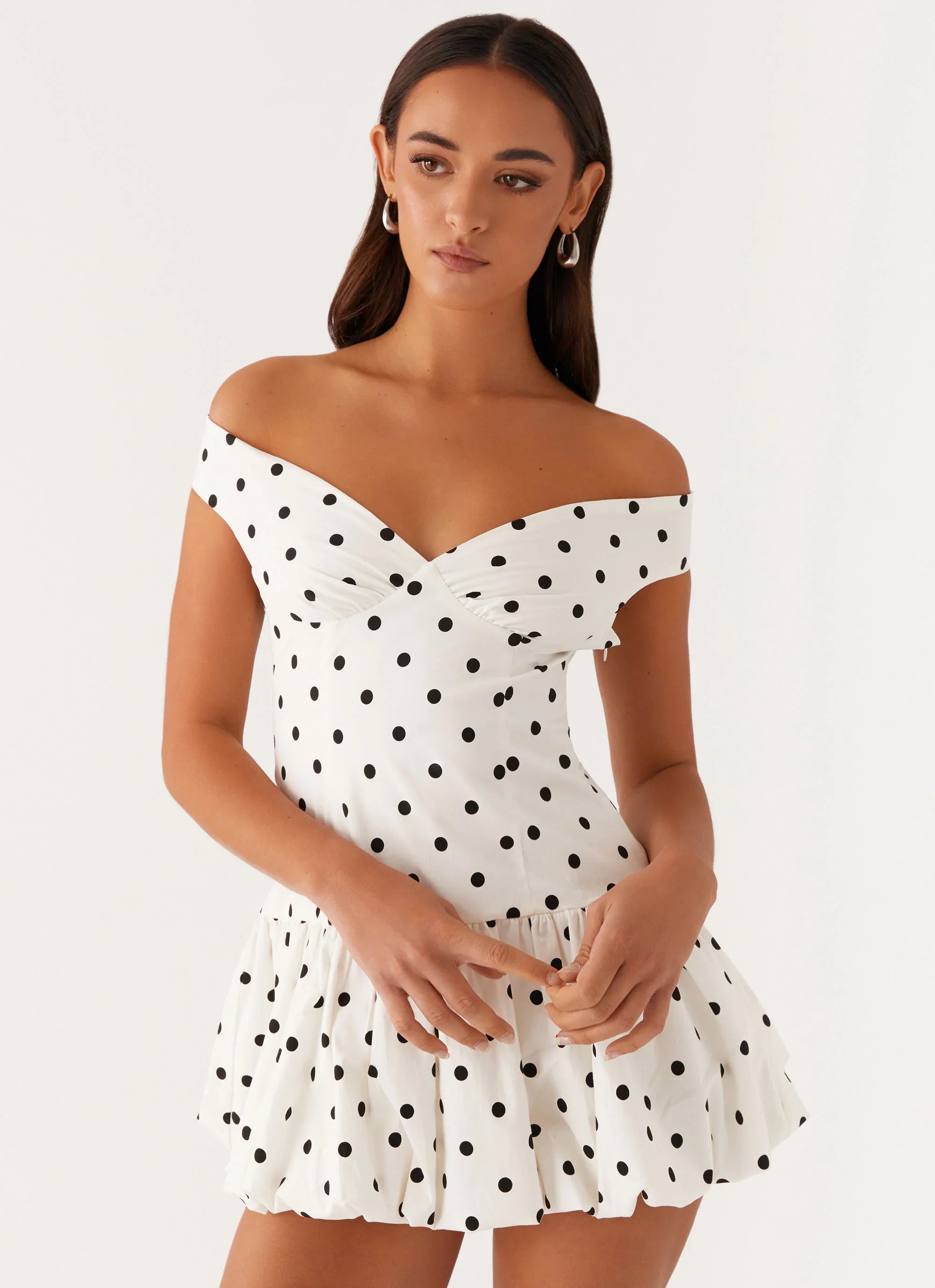 Mini-robe à épaules dénudées « Endless Romance » - à pois blancs