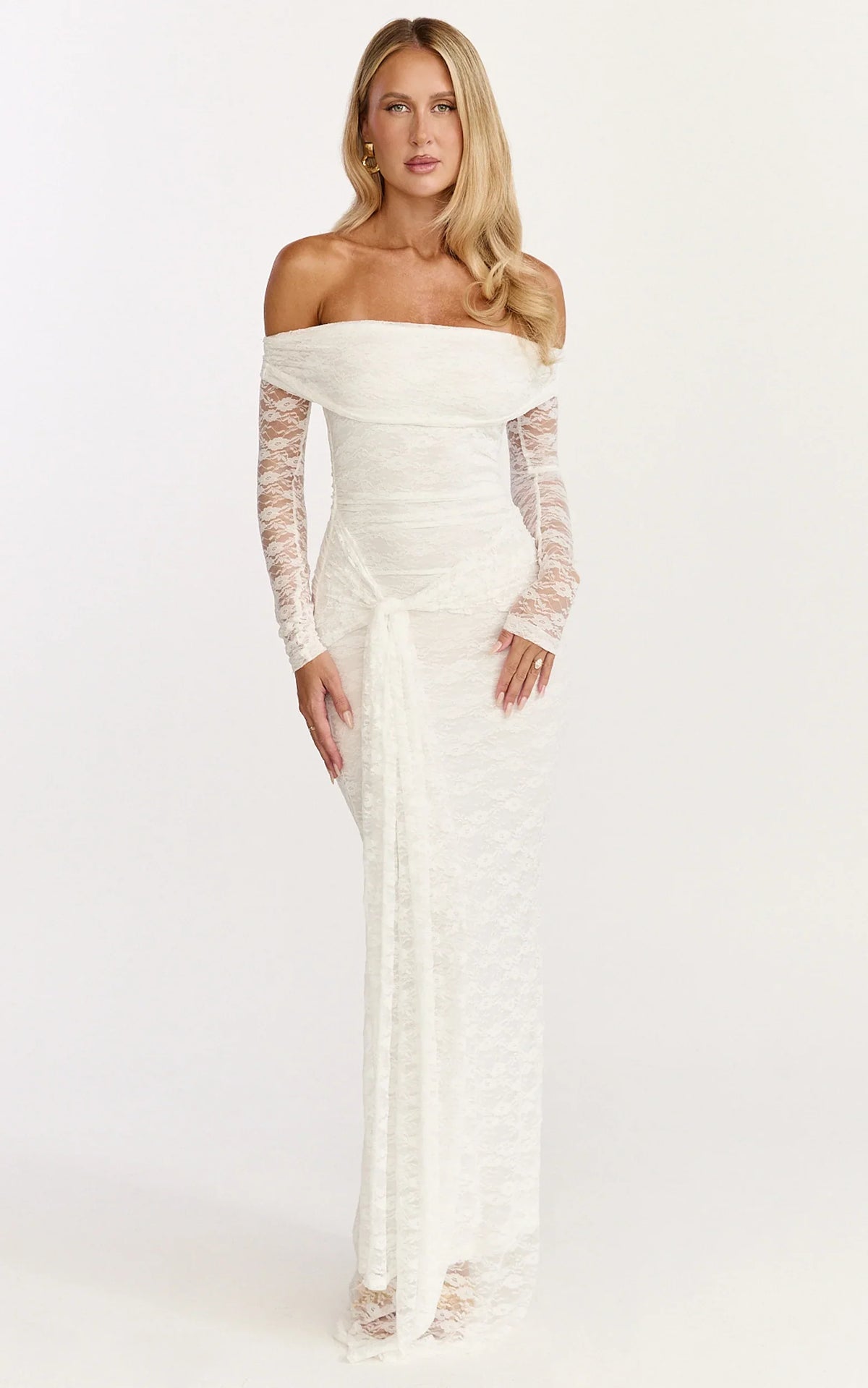 Robe longue Melville – Robe longue en dentelle à épaules dénudées et manches longues de couleur blanche