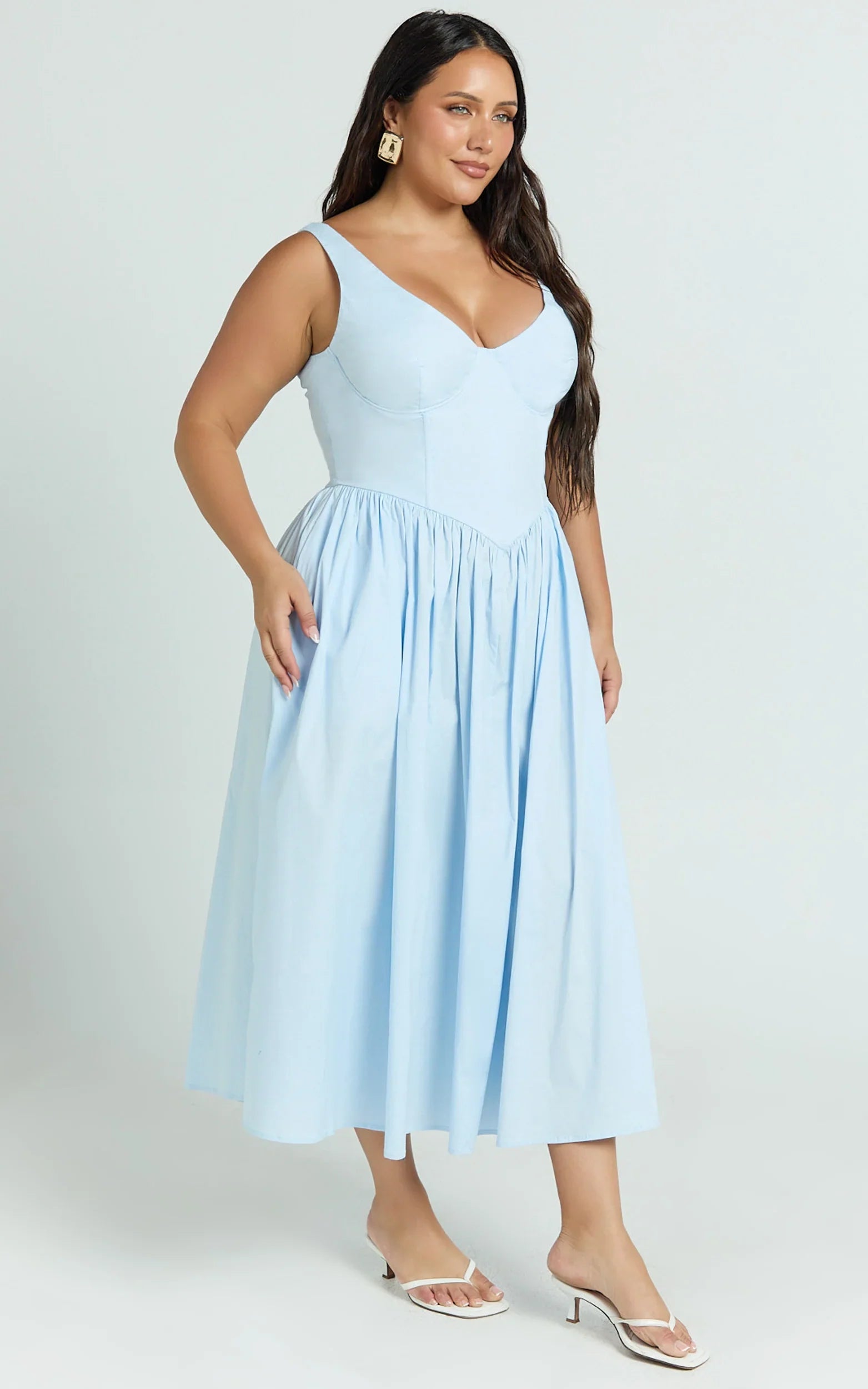 Robe mi-longue Beckett - Robe col rond, taille basse en V, jupe froncée bleue