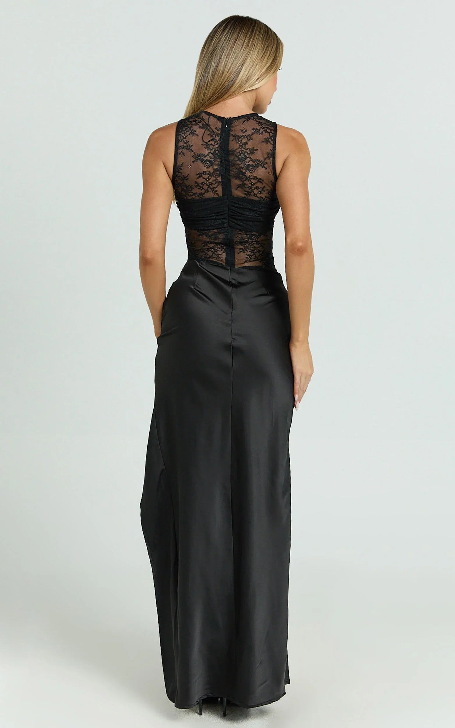 Robe longue Reeves - Robe en satin ajustée noire avec dentelle contrastante et col montant