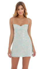 Robe babydoll brodée de sequins couleur écume de mer