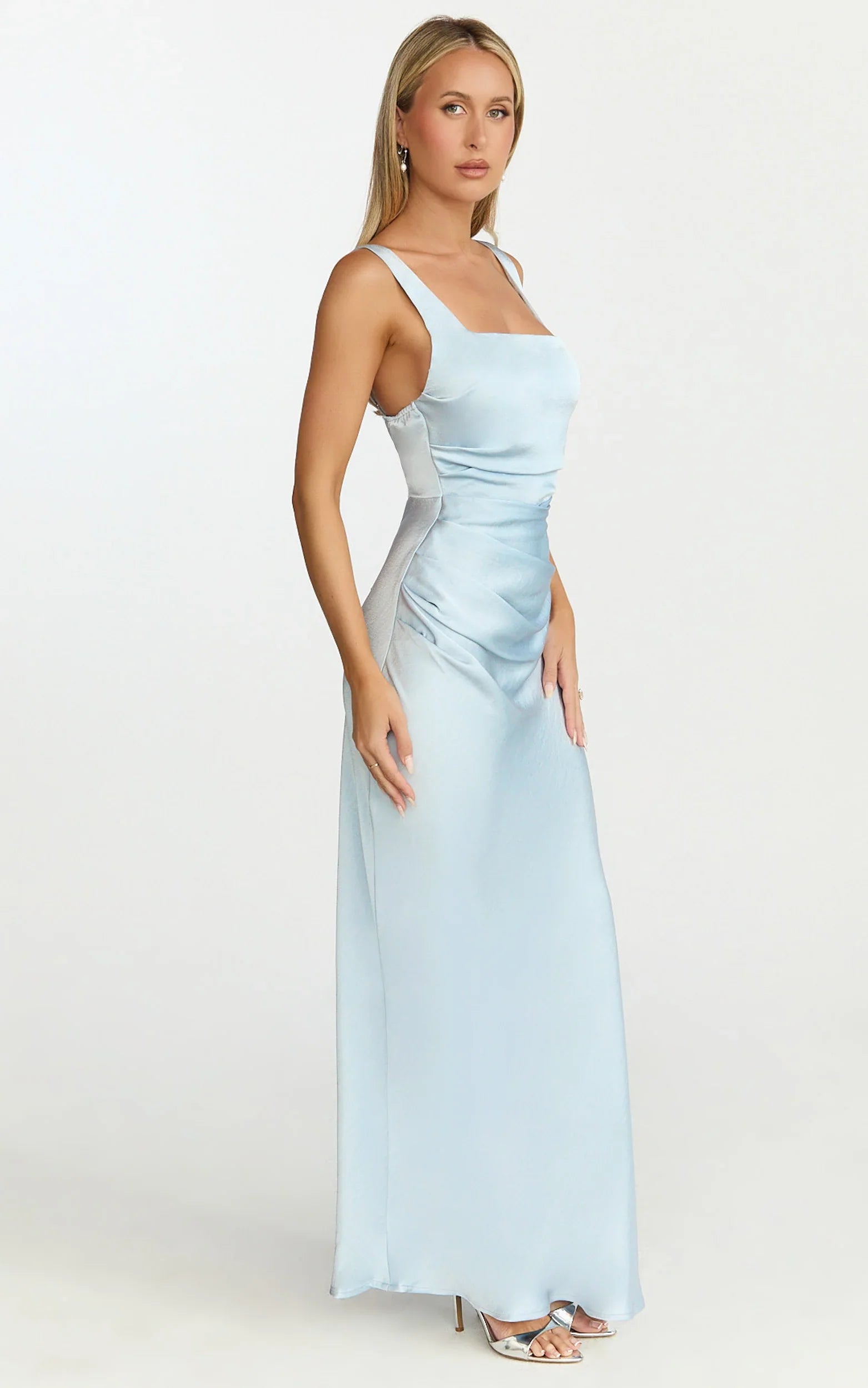 Robe mi-longue Rumi - Robe en satin drapée au buste bleu pâle