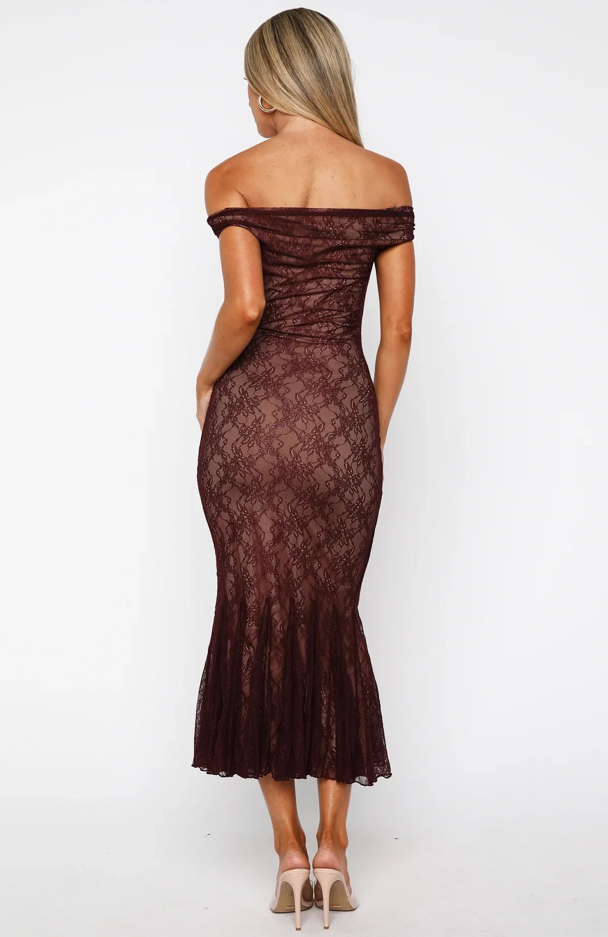 Robe longue en dentelle à épaules dénudées "Defied The Odds" couleur lie de vin