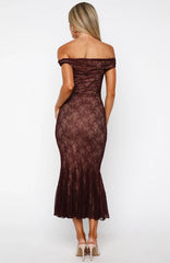 Robe longue en dentelle à épaules dénudées "Defied The Odds" couleur lie de vin