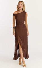 Robe midi Judee - Robe asymétrique fendue haute sur le côté couleur chocolat