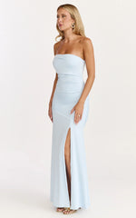 Robe longue Opal - Robe évasée à épaules dénudées et corsage froncé de couleur bleue