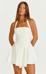 Mini-robe Anya - Robe patineuse à taille basse, buste froncé et col montant de couleur blanche