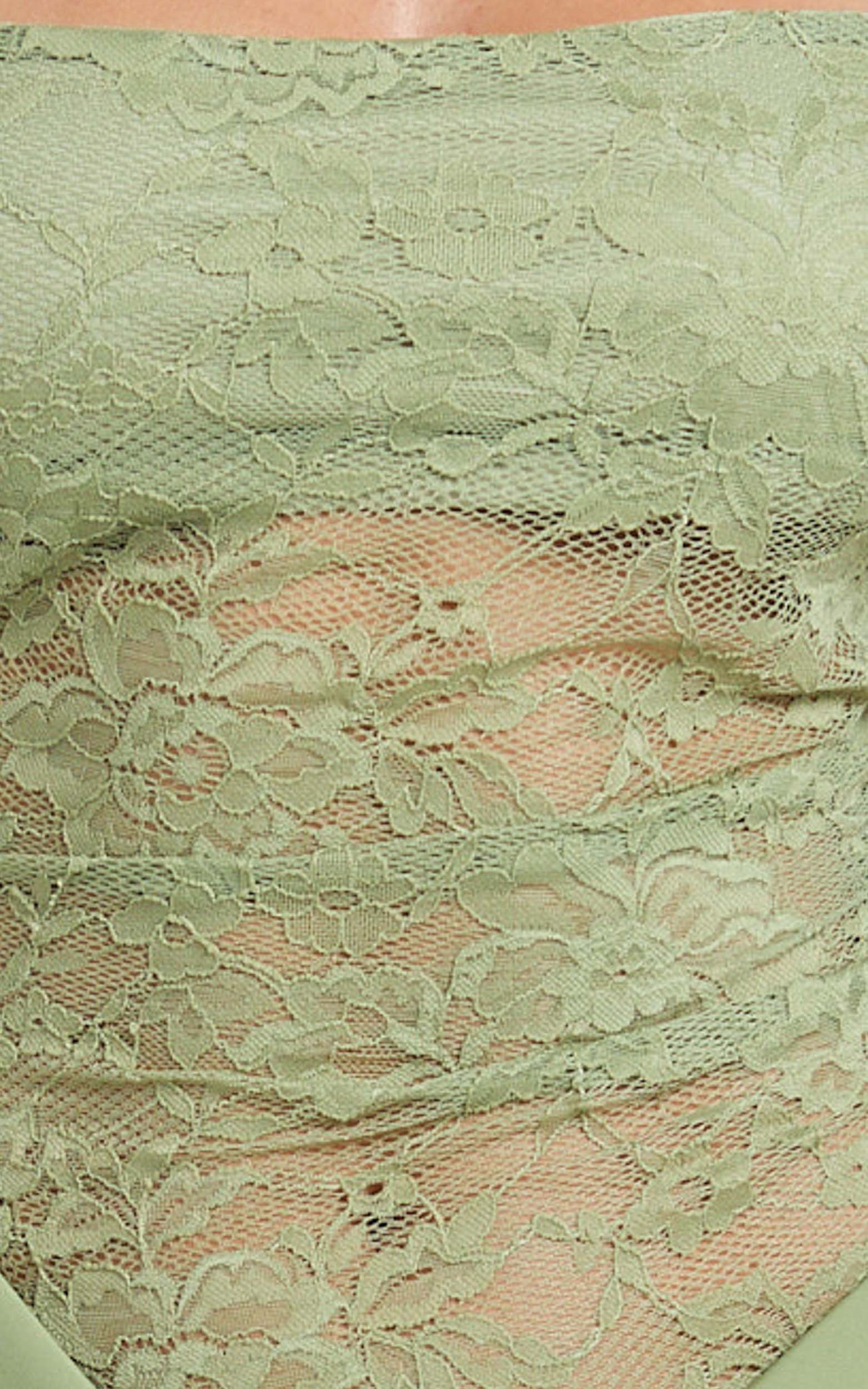 Robe longue Rania – Robe longue à taille basse et jupe biaisée à bustier en dentelle contrastante, coloris sauge