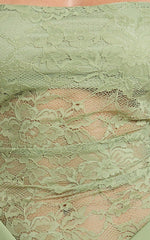 Robe longue Rania – Robe longue à taille basse et jupe biaisée à bustier en dentelle contrastante, coloris sauge