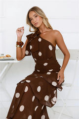 Robe longue She's Trendy à pois et à épaule dénudée marron