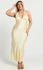 Robe midi Khalani - Robe nuisette en satin à décolleté en V profond, coloris jaune beurre
