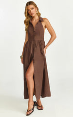 Robe midi Ruby - Robe évasée à col, boutonnée, taille froncée en chocolat noir