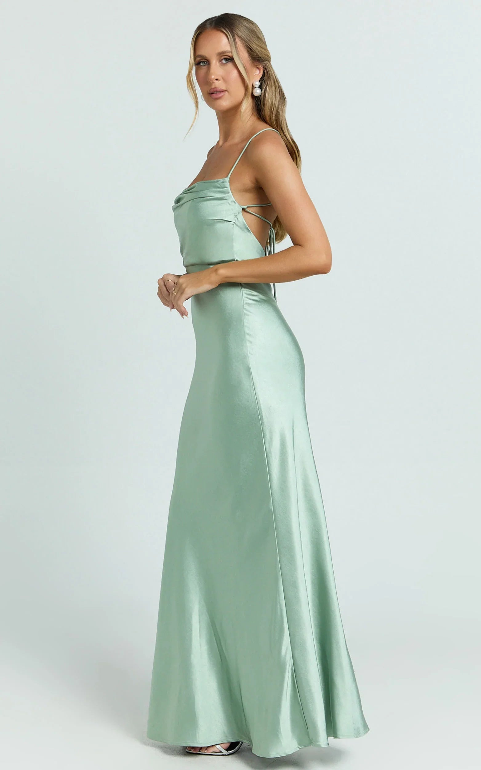 Robe longue Hanna – Robe dos nu en satin à col bénitier couleur sauge