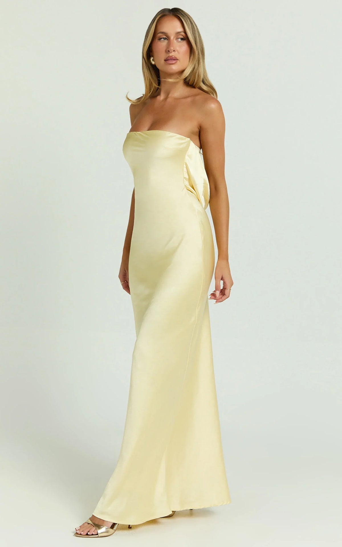 Robe longue Charlita - Robe en satin dos nu à col bénitier en jaune beurre