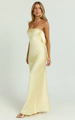 Robe longue Charlita - Robe en satin dos nu à col bénitier en jaune beurre