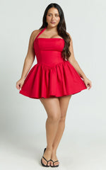 Mini-robe Helda - Robe à panneau corset avec col noué à la nuque de couleur rouge