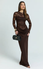 Robe longue Crisanta - Robe moulante à manches longues en dentelle contrastante couleur chocolat