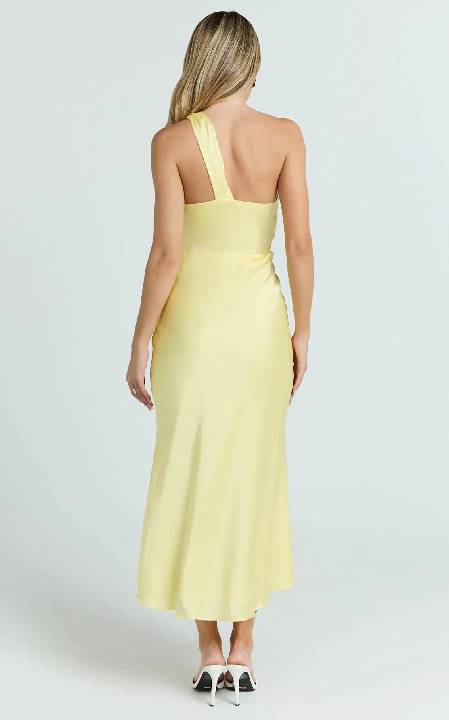 Robe midi Carmella – Robe asymétrique à torsion jaune beurre