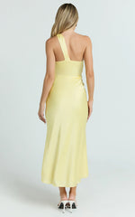 Robe midi Carmella – Robe asymétrique à torsion jaune beurre