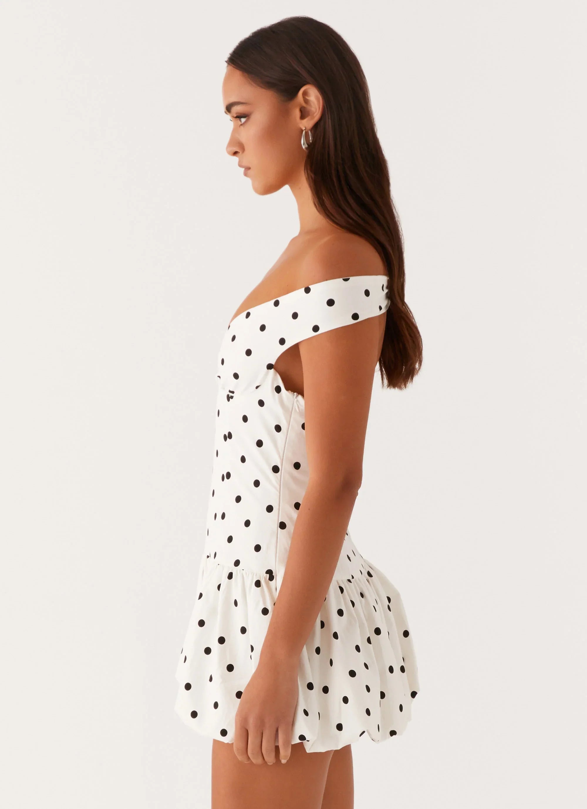 Mini-robe à épaules dénudées « Endless Romance » - à pois blancs
