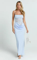 Robe longue Rania - Robe longue coupe biais à encolure bénitier et taille basse avec bustier en dentelle contrastante de couleur Bleu doux