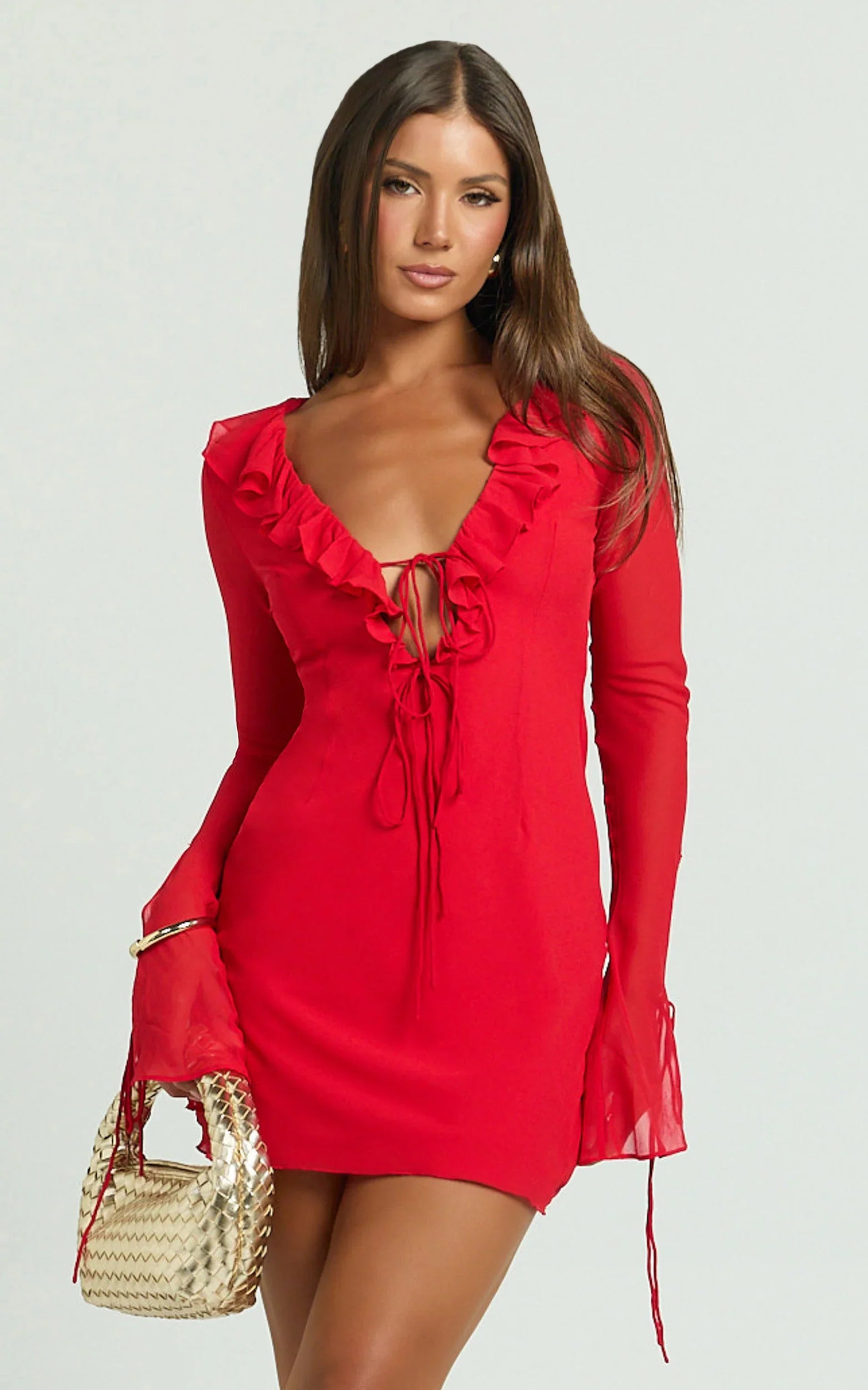 Mini-robe Alesya - Robe rouge à volants, décolleté plongeant, manches longues et détails à nouer