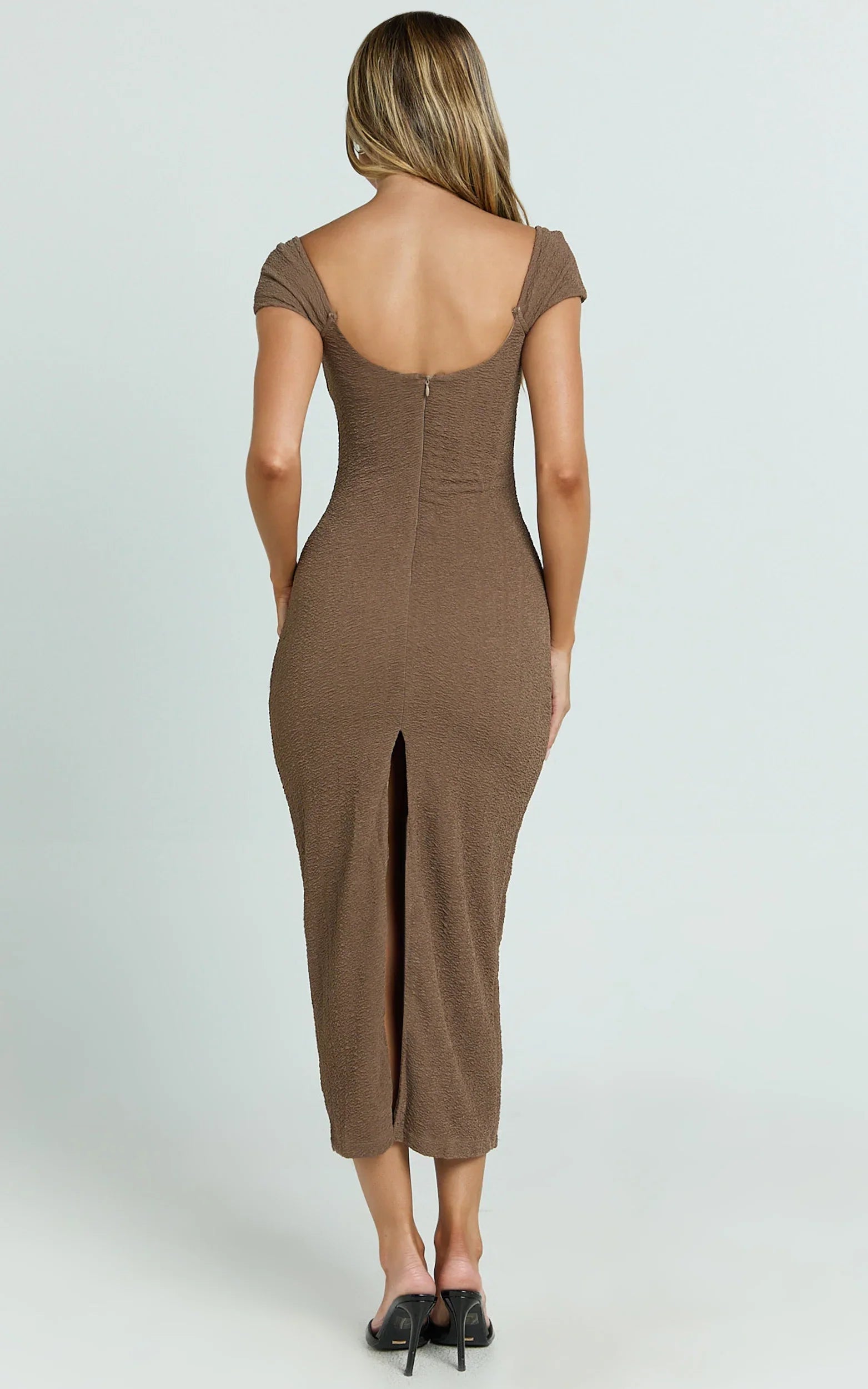 Robe midi Elia – Robe ajustée marron à manches courtes, décolleté en cœur et armatures