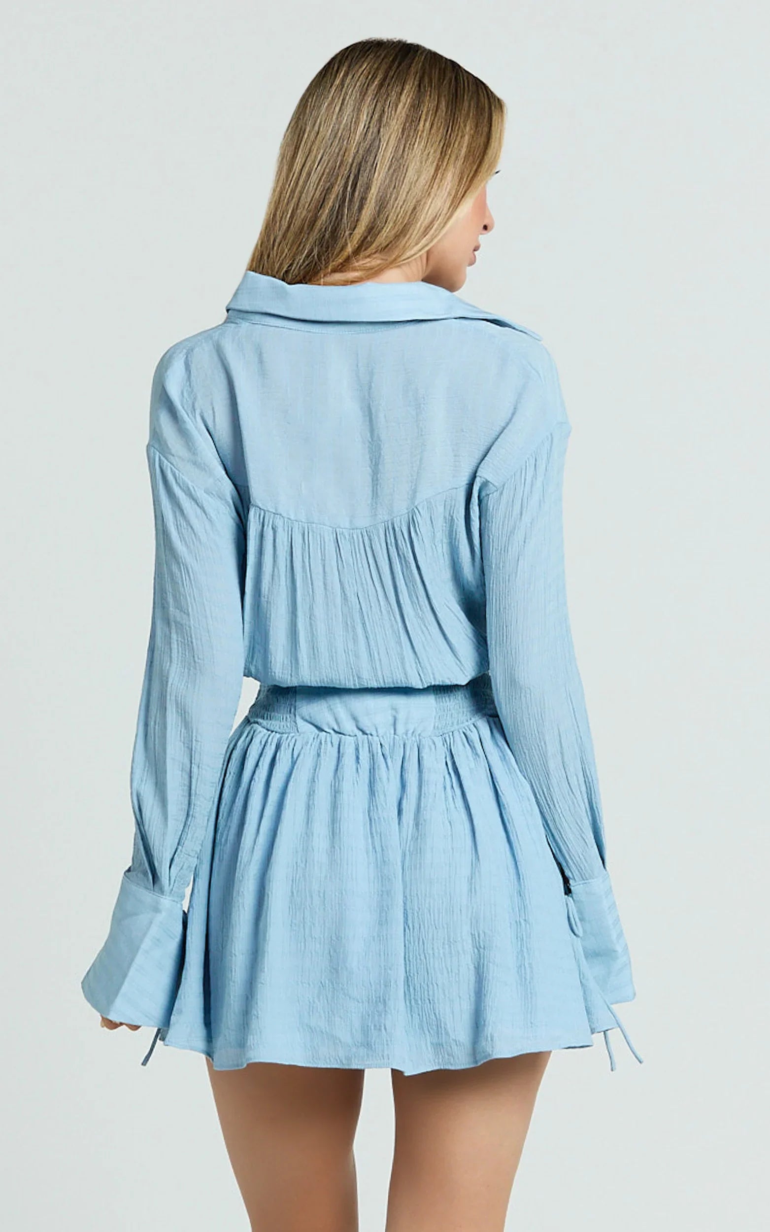 Robe courte Valérie – Robe chemise à col, manches longues et taille cintrée, bleu pâle