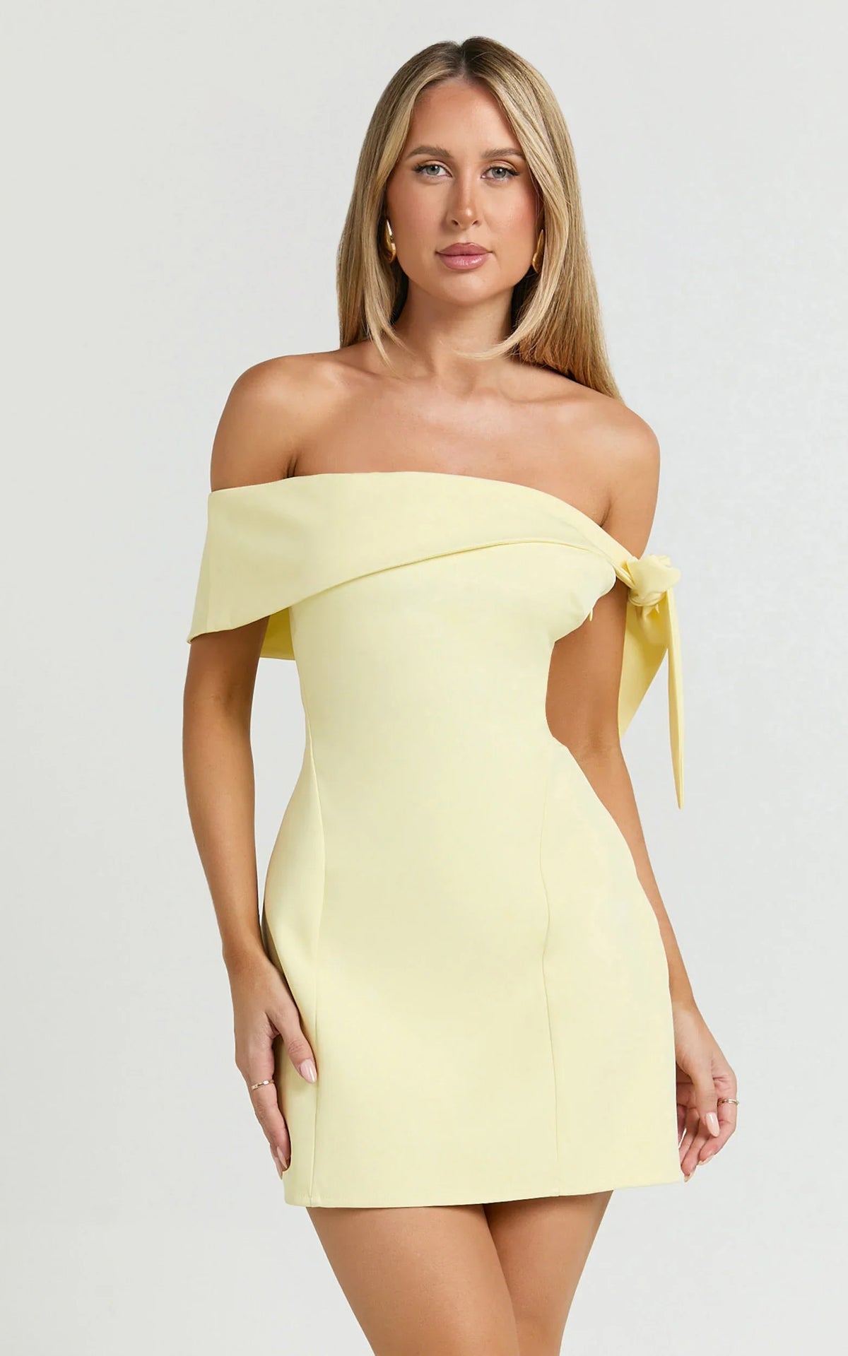 Robe courte Cecilia – Robe à épaules dénudées avec lien de serrage, couleur citron