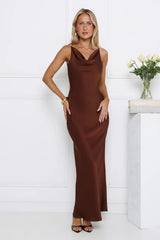 Robe longue en satin marron au style impeccable