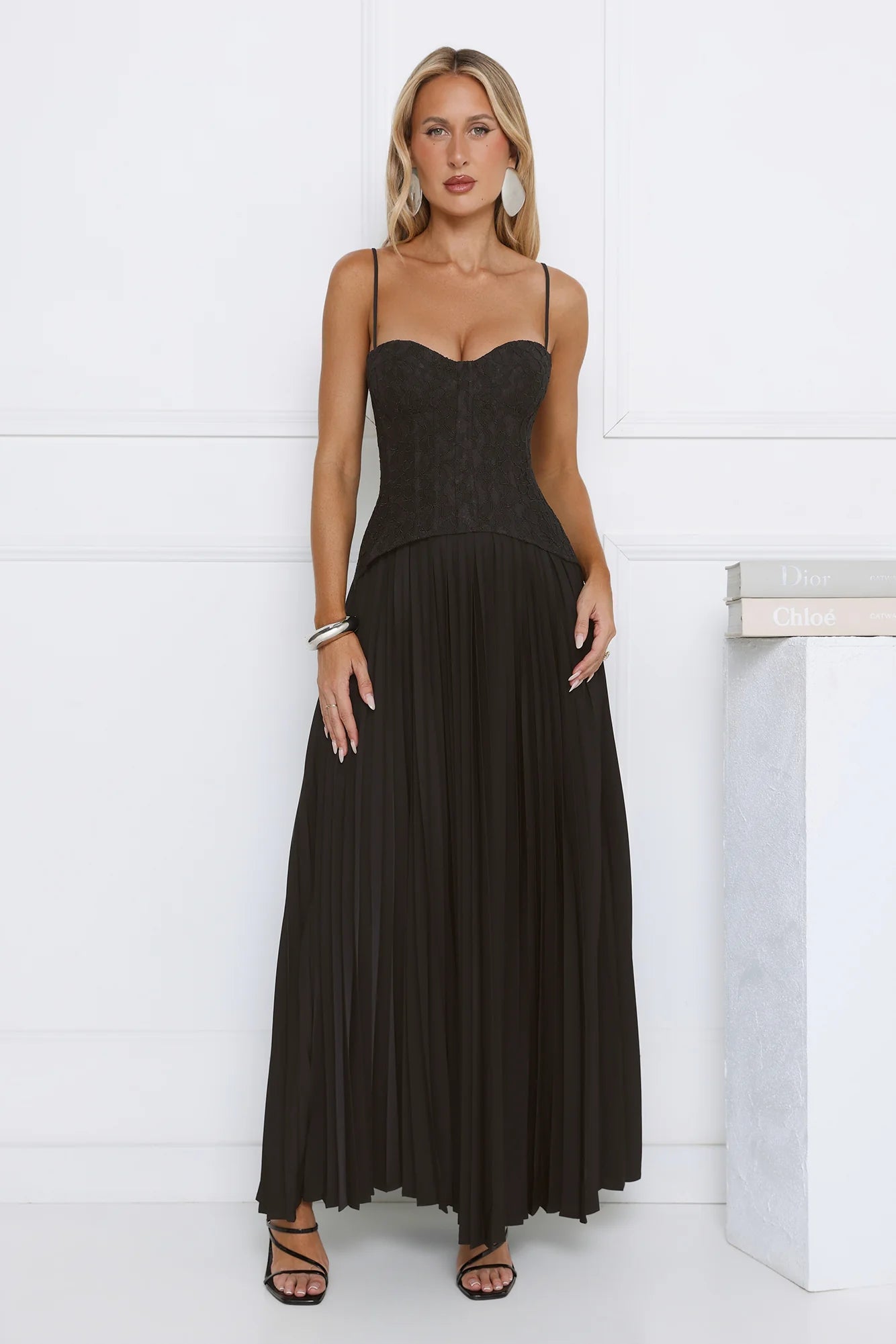 Robe longue noire en dentelle Roses anciennes