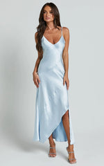 Robe longue Ylona - Robe nuisette asymétrique en satin coupé en biais drapé, bleu glacier
