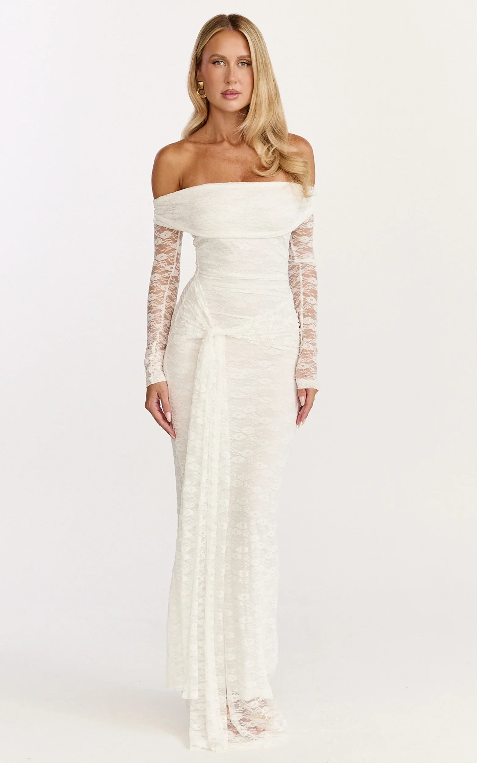 Robe longue Melville – Robe longue en dentelle à épaules dénudées et manches longues de couleur blanche