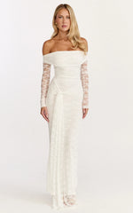Robe longue Melville – Robe longue en dentelle à épaules dénudées et manches longues de couleur blanche