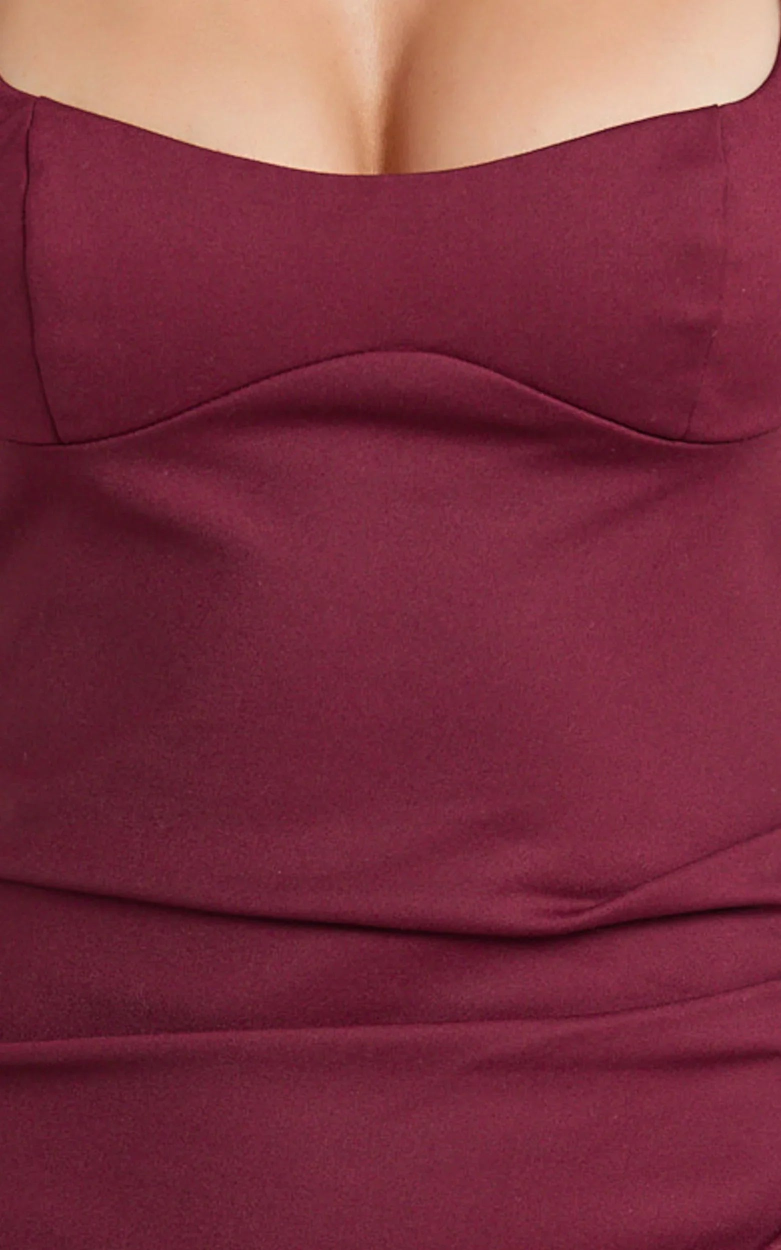 Robe midi Benita - Robe moulante froncée à col dégagé couleur lie de vin